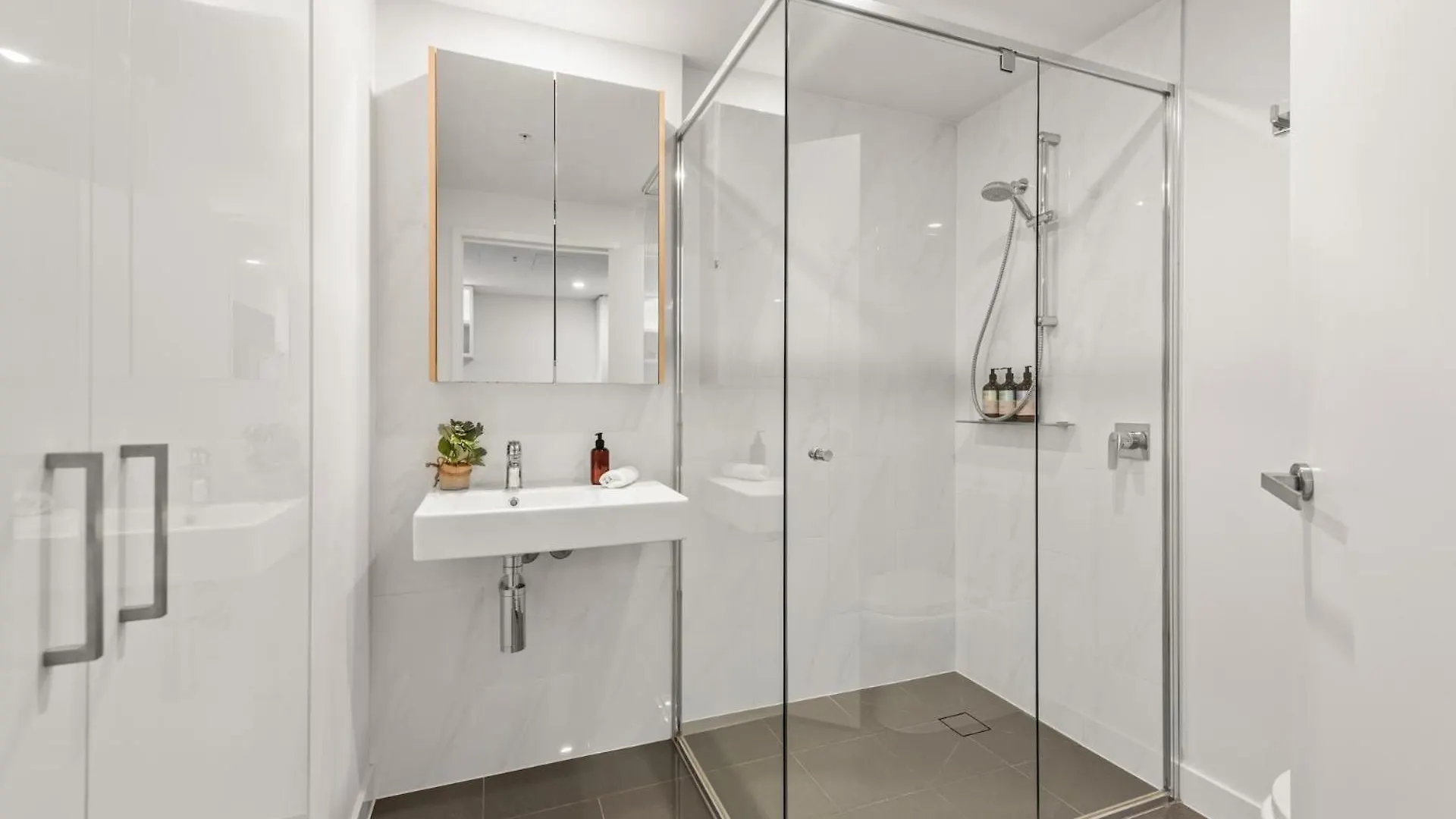 Bright & Modern Apt With City Views, King Bed, Park Brisbane Apartment